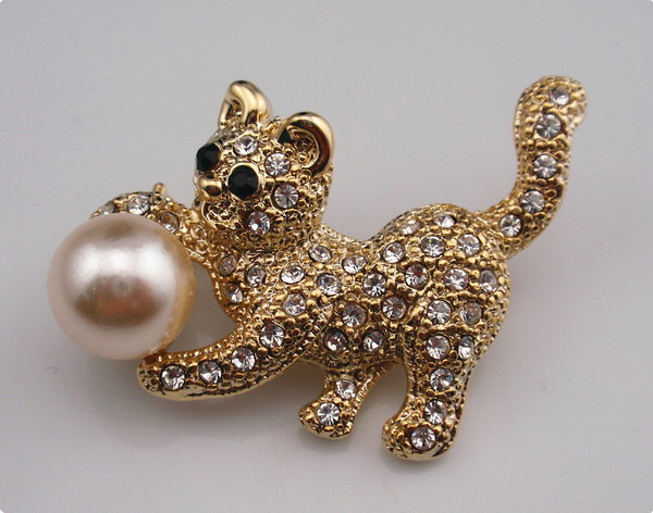 Zinc alloy brooch with rhinestones and fake pearl